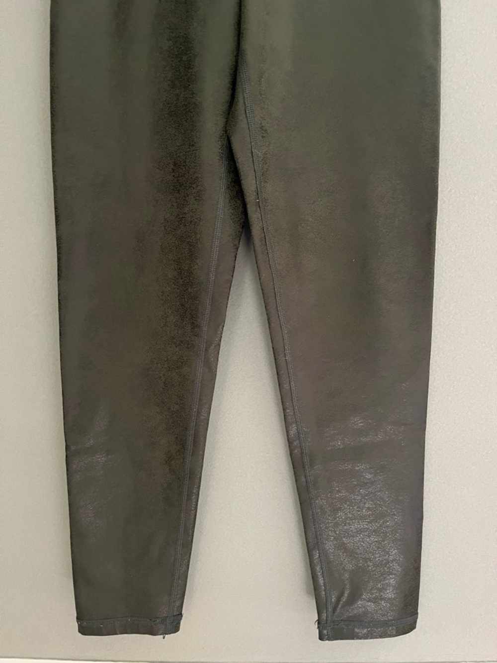 OFFLINE By Aerie The Hugger Crossover High Waisted Crackle Legging Small Short - Picture 2 of 8